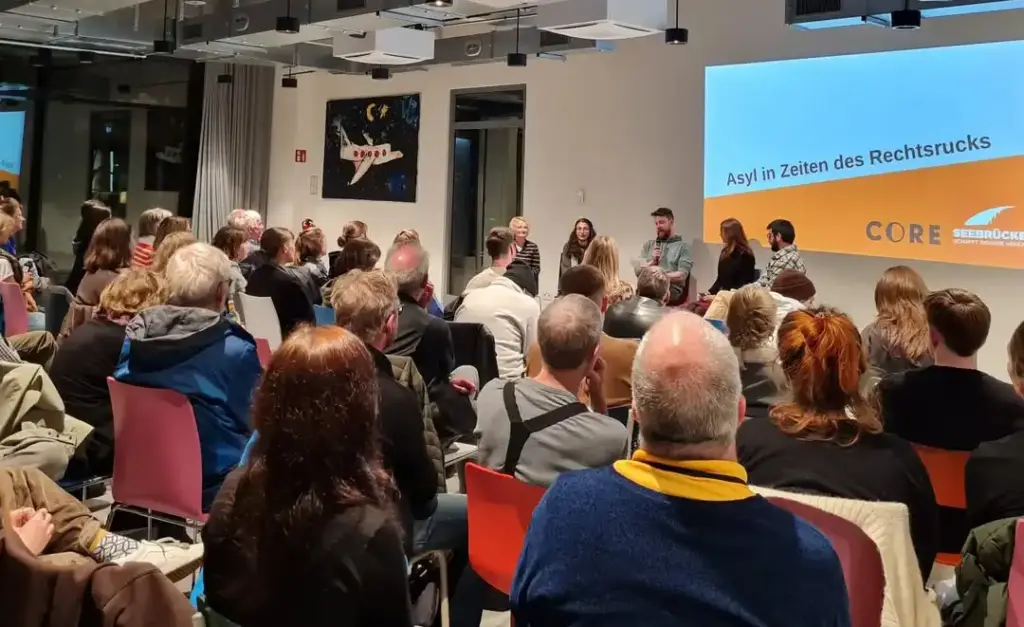 Ein Foto von der Podiumsdiskussion über Menschenrechte