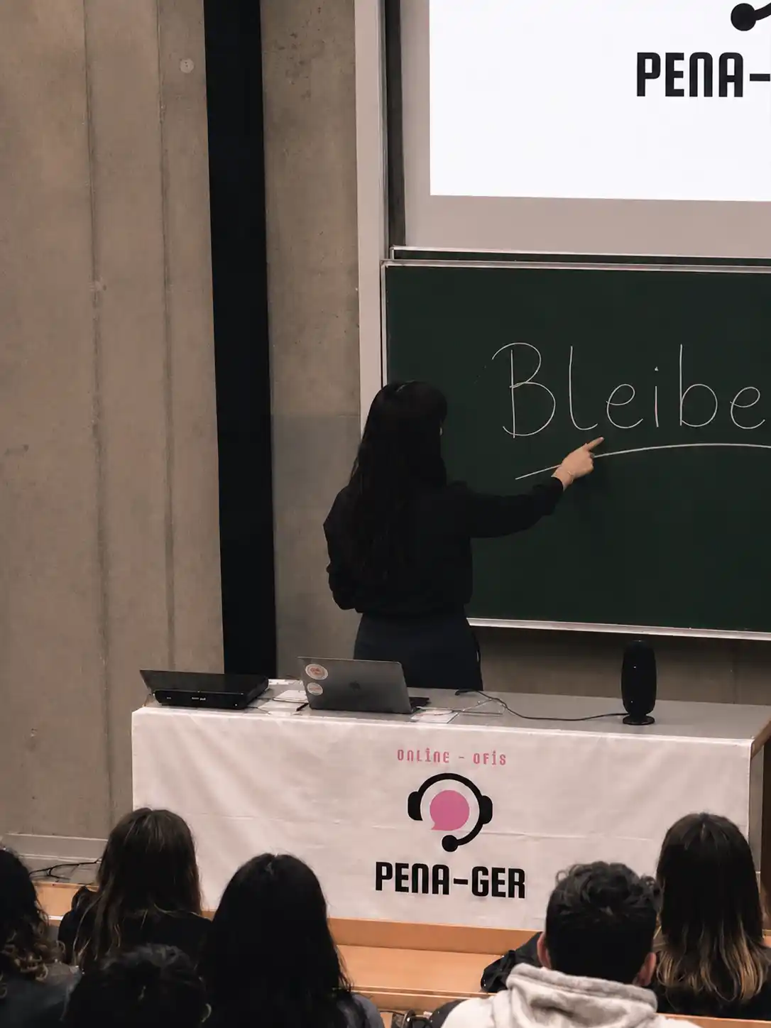 Person hält einen Vortrag über Pena.ger e.V.
